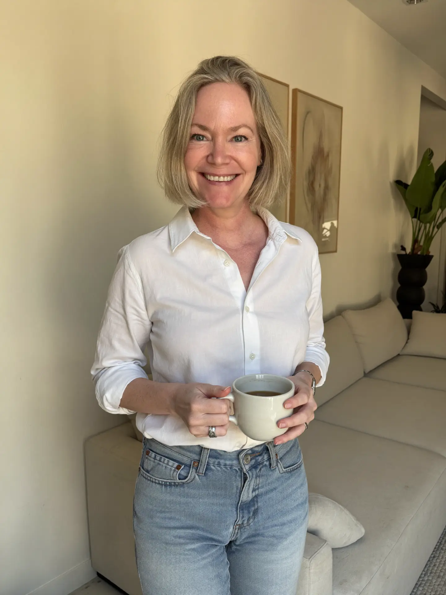 Nina Kolari, founder of karrot, holding a cup of coffee